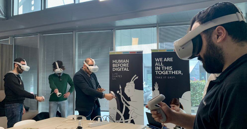 I ragazzi dell'area Technology provano i VR con Tommaso Borghini del PIN di Prato