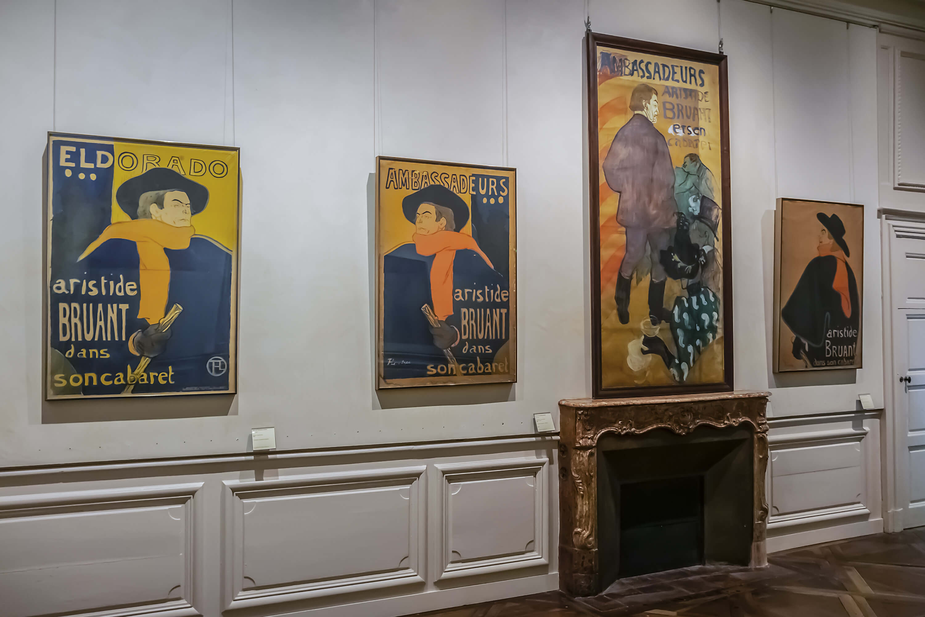 Immagine statica di alcuni manifesti di Henri Toulouse Lautrec nel Museo Palais de la Berbie in Francia