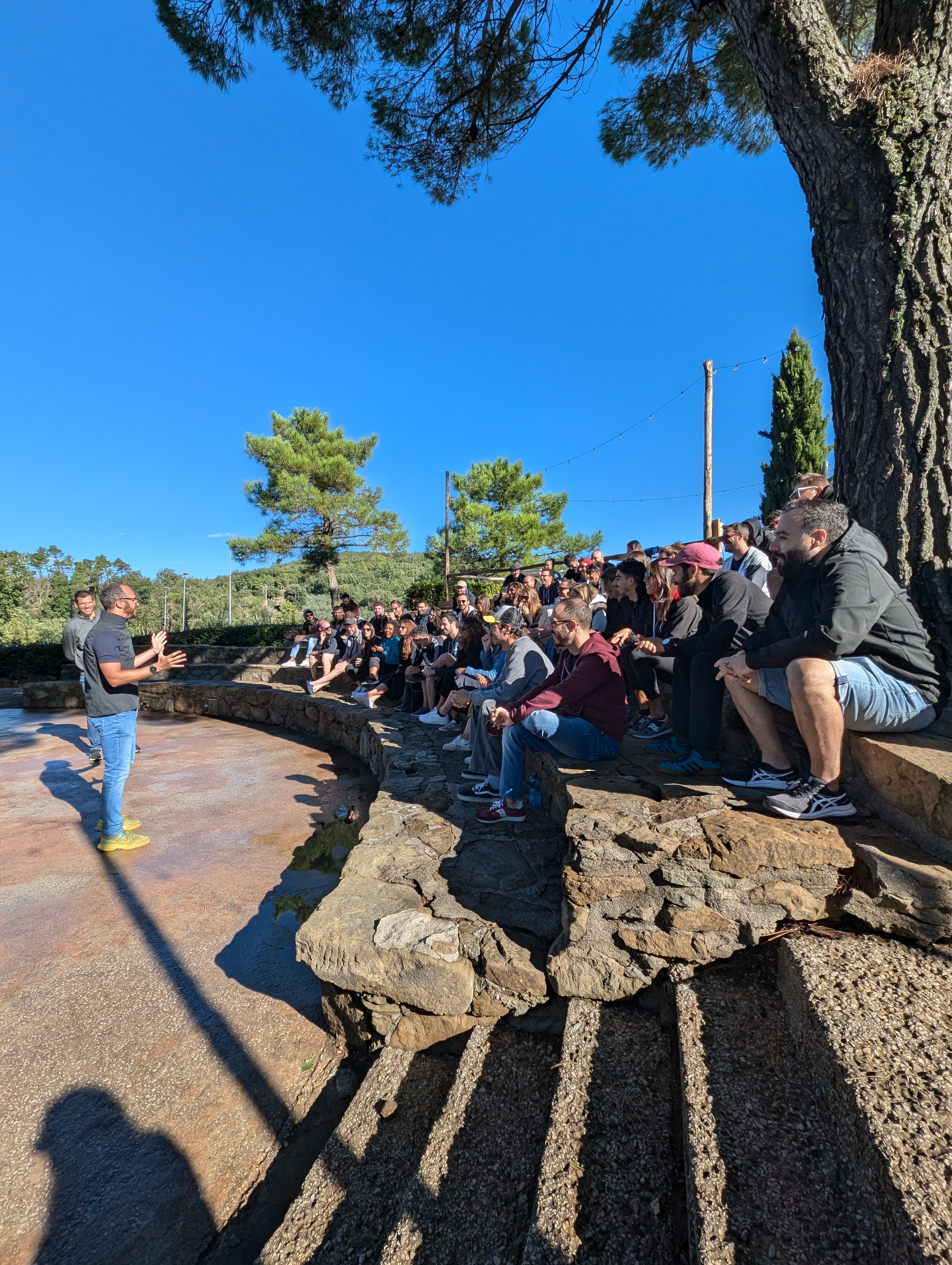 humans attività anfiteatro lotrèkhumans in anfiteatro ascoltano formatore per attività di team building di Lotrèk