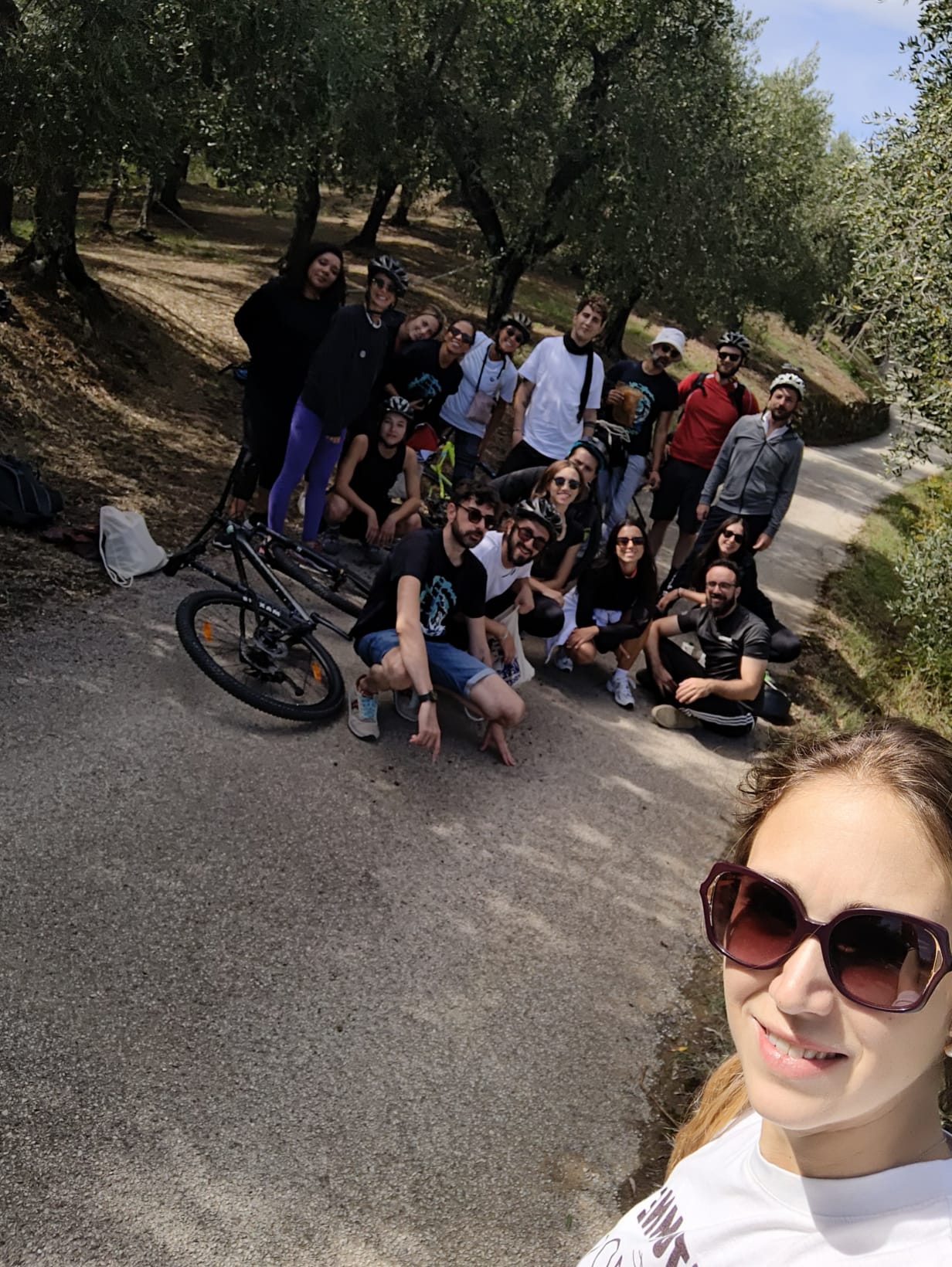 ragazzi in bici scattano foto