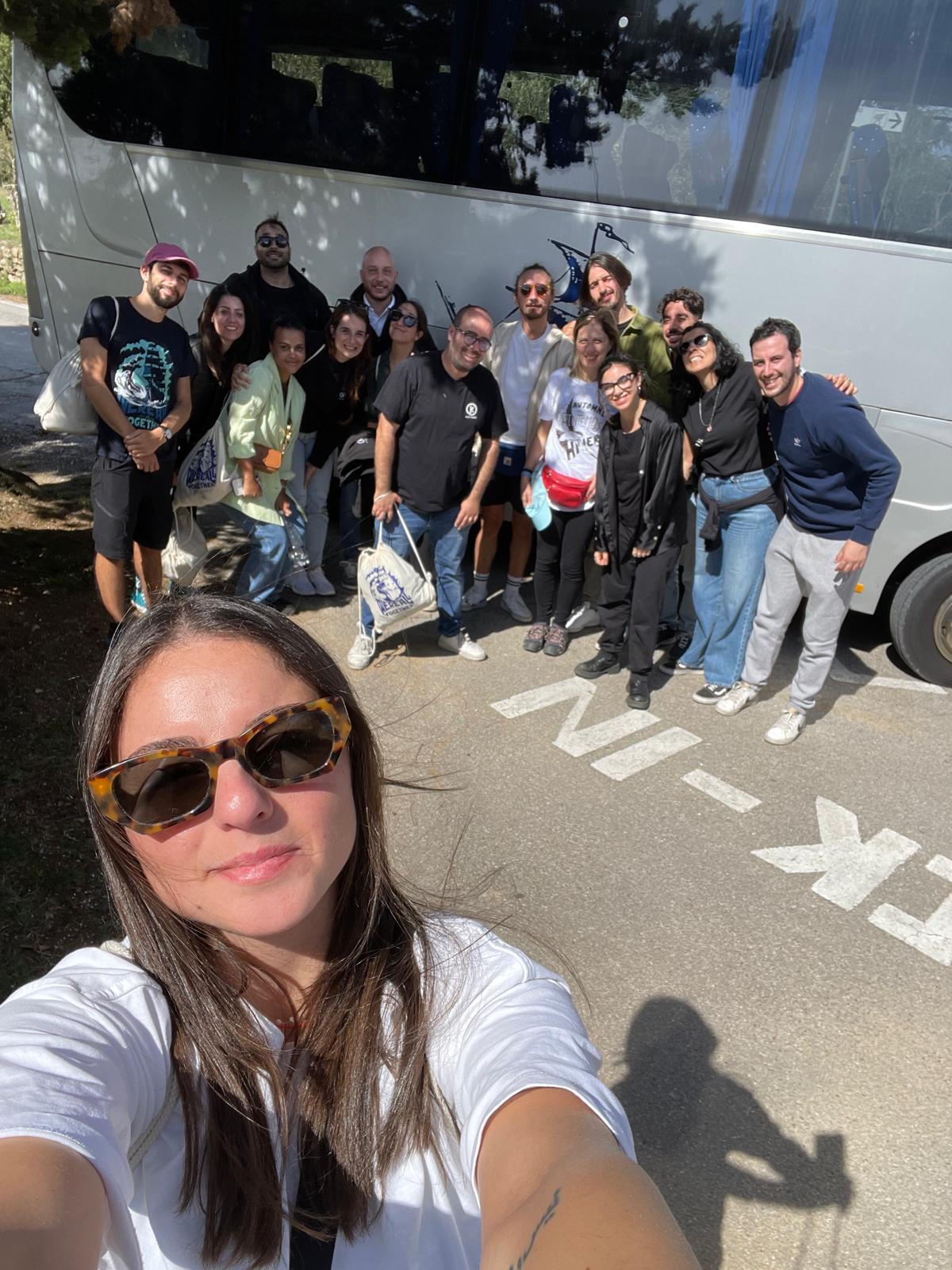 gruppo di ragazzi scattano foto a Vinci